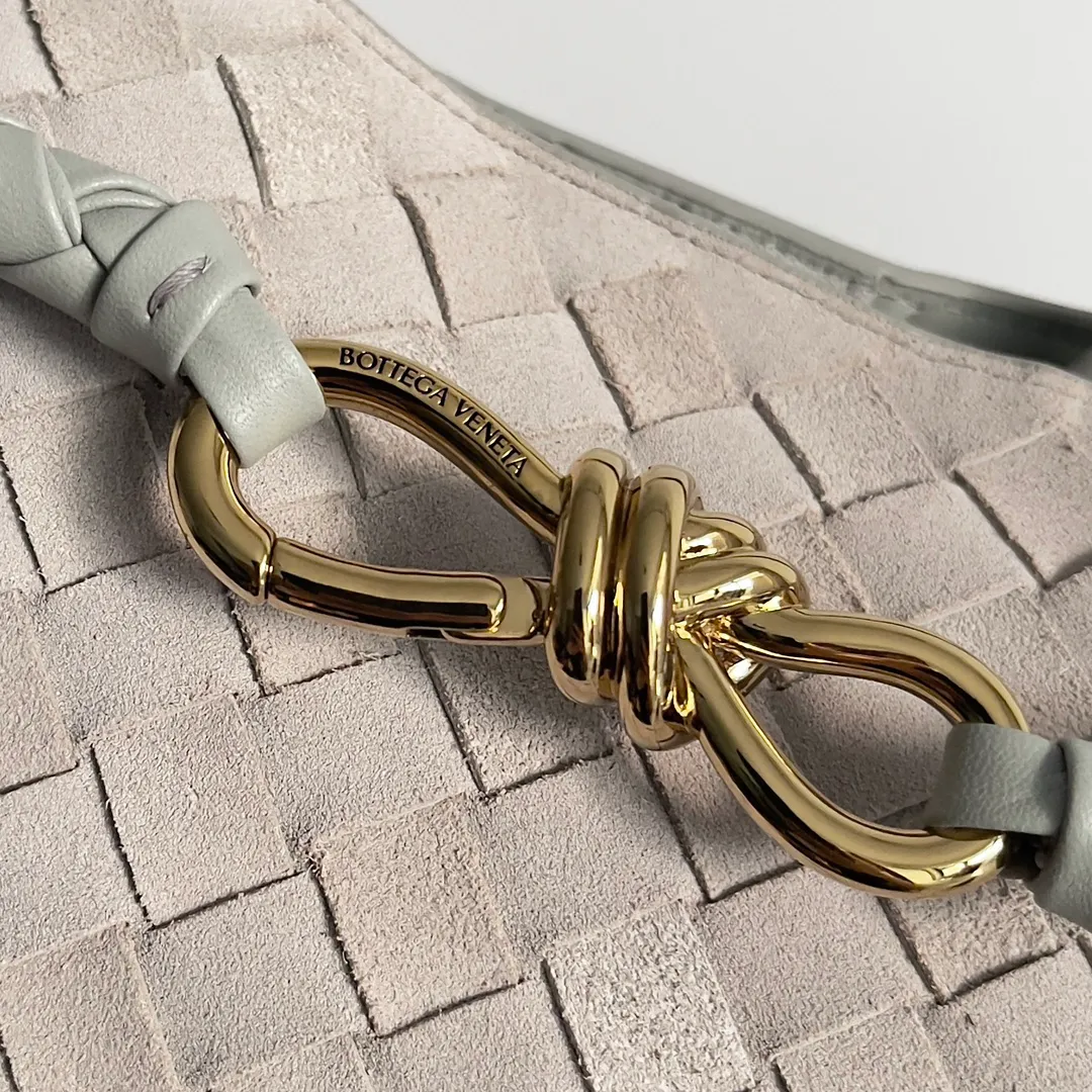The 2023 new Andiamo batch of 2260 BV has been shipped‼ ️Really popular🔥The new Andiamo woven handbag launched by Bottega Veneta this season is really popular all over the world! ! Celebrities at home and abroad have worn it, and Oscar-winning actress Michelle Yeoh has taken it out on the street. Song Jia, Trai Yara, Yu Feihong, Sanji Ayaka, Rosie Hunting-Whiteley, Yoshioka Riho, etc. have all picked up this bag. It is classic and versatile, showing off its temperament, and the bag capacity is also large, which is very convenient for daily commuting! ! A variety of carrying methods, the shoulder straps can be adjusted by yourself, the original lambskin feels soft and delicate, and the neutral style is made to break gender boundaries and bring a more practical and long-lasting use experience. Andiamo, which has both elegant and casual styles, perfectly interprets the true appearance of "fashionable old money style". Style number: 743572 Size: 32*24*12